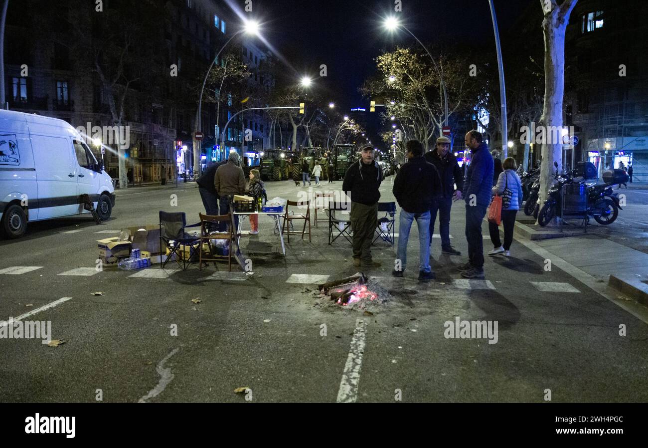 Barcellona, Spagna. 7 febbraio 2024. Gli agricoltori protestano contro la politica agricola europea. Alcune persone iniziano un piccolo falò. Foto Stock