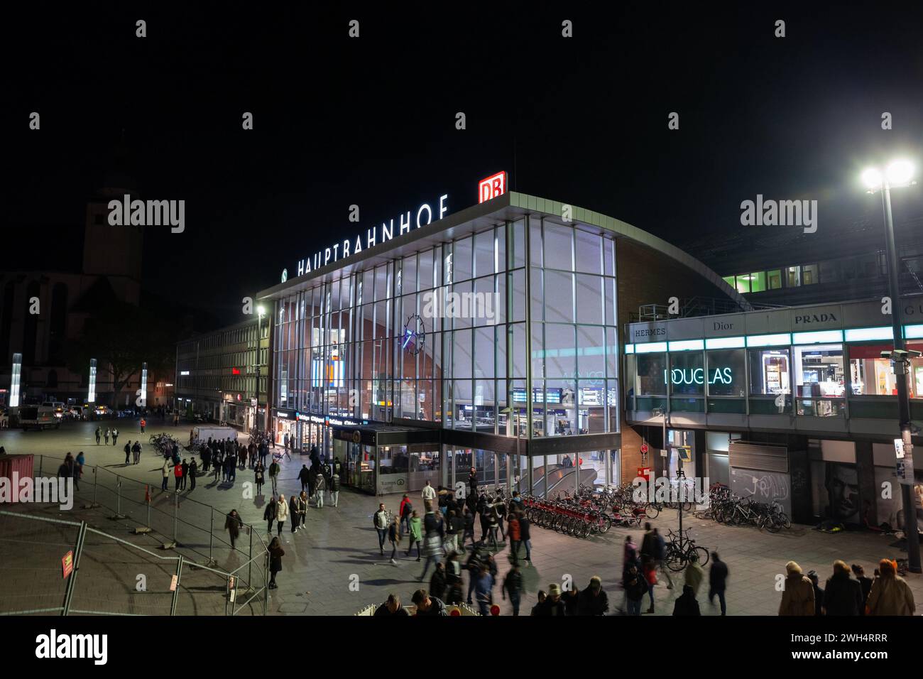 Foto dell'ingresso principale di Koln Hbf con gente che scorre a Colonia, in Germania. Köln Hauptbahnhof o stazione centrale di Colonia è una stazione ferroviaria di Co Foto Stock