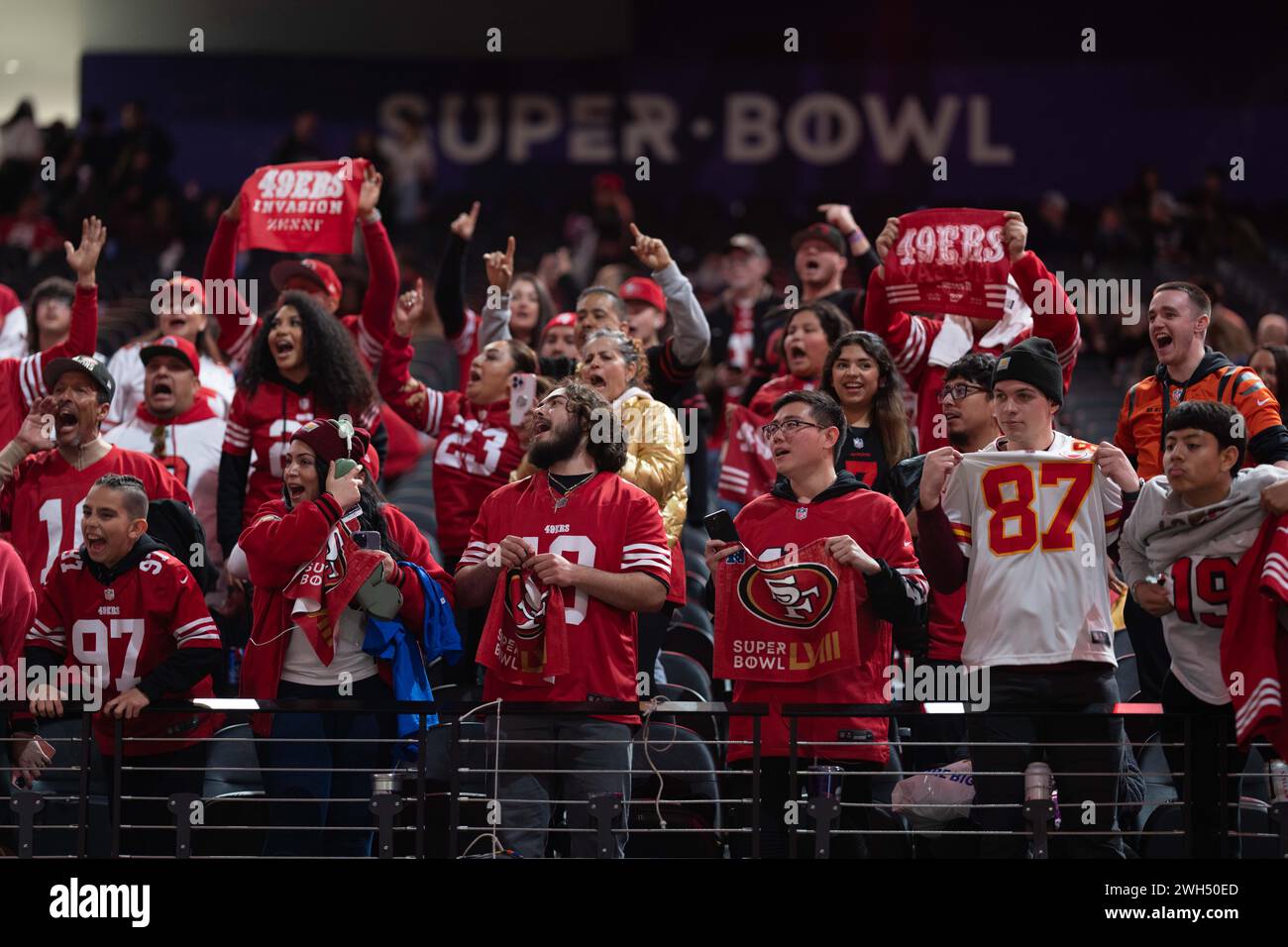 5 febbraio 2024; Las Vegas, Nevada, Stati Uniti; i fan dei San Francisco 49ers reagiscono durante la serata di apertura del Super Bowl LVIII all'Allegiant Stadium. Credito obbligatorio: Stan Szeto - immagine dello sport Foto Stock