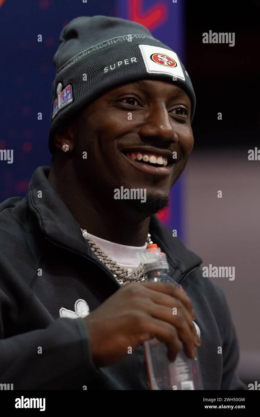 5 febbraio 2024; Las Vegas, Nevada, Stati Uniti; il wide receiver dei San Francisco 49ers Deebo Samuel (19) sorride durante la serata di apertura del Super Bowl LVIII all'Allegiant Stadium. Credito obbligatorio: Stan Szeto - immagine dello sport Foto Stock