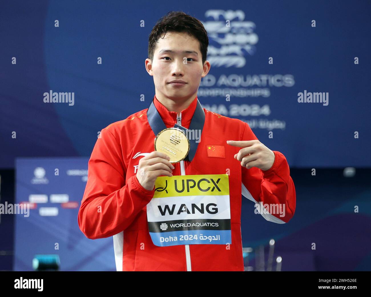 Doha, Qatar. 7 febbraio 2024. Wang Zongyuan, cinese, ha posato con la sua medaglia dopo la finale maschile di trampolino 3m di immersione ai Campionati mondiali di acqua 2024 a Doha, Qatar, 7 febbraio 2024. Crediti: Luo Yuan/Xinhua/Alamy Live News Foto Stock