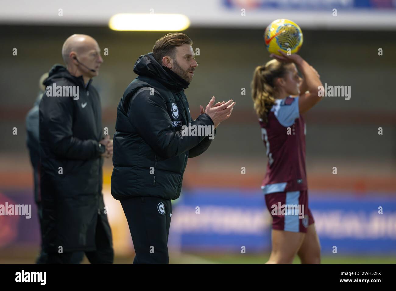 Crawley, Regno Unito. 7 febbraio 2024. Mikey Harris Brighton & Hove Albion Women, Head Coach ad interim della prima squadra femminile durante i quarti di finale di fa Women's Continental Tyres League Cup tra Brighton & Hove Albion WFC e Aston Villa WFC al Broadfield Stadium di Crawley il 7 febbraio 2024. Questa immagine può essere utilizzata solo per scopi editoriali. Solo per uso editoriale. Crediti: Ashley Crowden/Alamy Live News Foto Stock