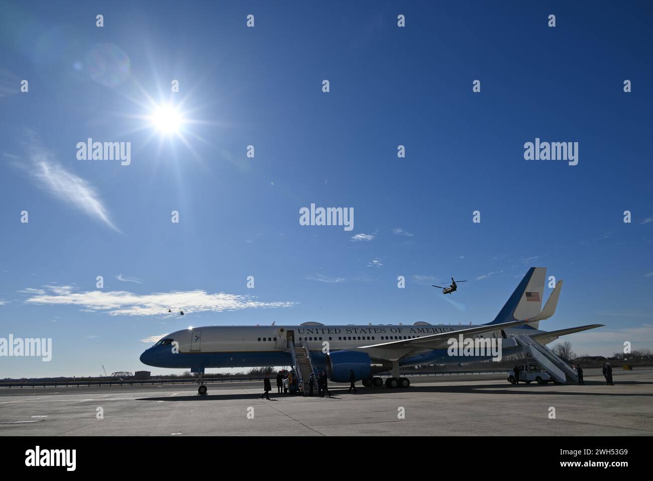 Queens, Stati Uniti. 7 febbraio 2024. Aerei del corpo dei Marines degli Stati Uniti che trasportano il presidente degli Stati Uniti, Joe Biden decolla a Manhattan, mercoledì pomeriggio. Joe Biden arriva all'aeroporto internazionale John F. Kennedy nel Queens, New York, e visiterà Manhattan, New York mercoledì pomeriggio per partecipare a tre raccolte fondi della campagna Biden-Harris. Il presidente Joe Biden ha camminato lungo i gradini dell'Air Force One e si è recato a piedi al Marine One per il giro in elicottero a Manhattan dall'aeroporto JFK. (Foto di Kyle Mazza/SOPA Images/Sipa USA) credito: SIPA USA/Alamy Live News Foto Stock