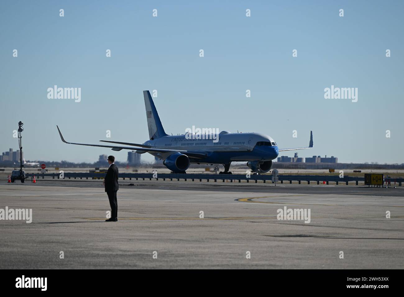 Queens, Stati Uniti. 7 febbraio 2024. Joe Biden arriva all'aeroporto internazionale John F. Kennedy di Queens, New York. Joe Biden arriva all'aeroporto internazionale John F. Kennedy nel Queens, New York, e visiterà Manhattan, New York mercoledì pomeriggio per partecipare a tre raccolte fondi della campagna Biden-Harris. Il presidente Joe Biden ha camminato lungo i gradini dell'Air Force One e si è recato a piedi al Marine One per il giro in elicottero a Manhattan dall'aeroporto JFK. Credito: SOPA Images Limited/Alamy Live News Foto Stock