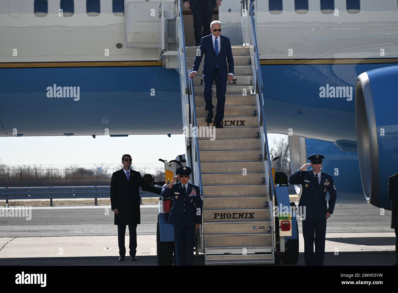 Queens, Stati Uniti. 7 febbraio 2024. Il presidente Joe Biden esce dall'Air Force One mentre arriva all'aeroporto internazionale John F. Kennedy nel Queens, New York. Joe Biden arriva all'aeroporto internazionale John F. Kennedy nel Queens, New York, e visiterà Manhattan, New York mercoledì pomeriggio per partecipare a tre raccolte fondi della campagna Biden-Harris. Il presidente Joe Biden ha camminato lungo i gradini dell'Air Force One e si è recato a piedi al Marine One per il giro in elicottero a Manhattan dall'aeroporto JFK. Credito: SOPA Images Limited/Alamy Live News Foto Stock