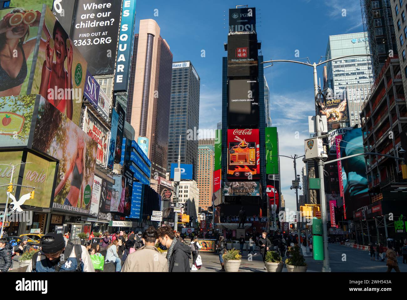 New York City, NY : 21 febbraio 2022 - Times Square, uno dei più famosi monumenti storici della città di New York, ricco di turisti che si godono la vista e.. Foto Stock