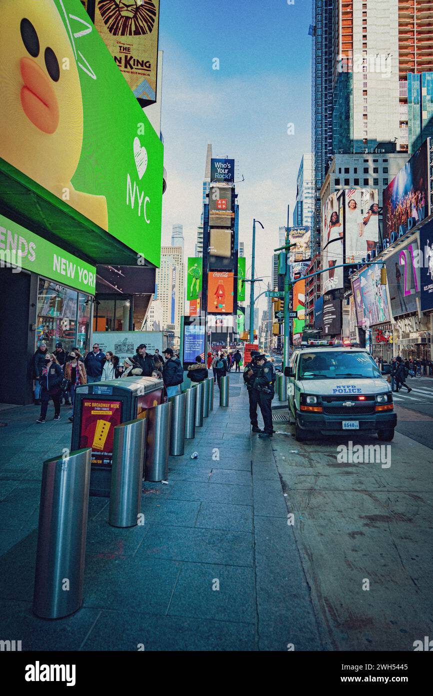 New York City, NY : 21 febbraio 2022 - Times Square, uno dei più famosi monumenti storici della città di New York, ricco di turisti che si godono la vista e.. Foto Stock