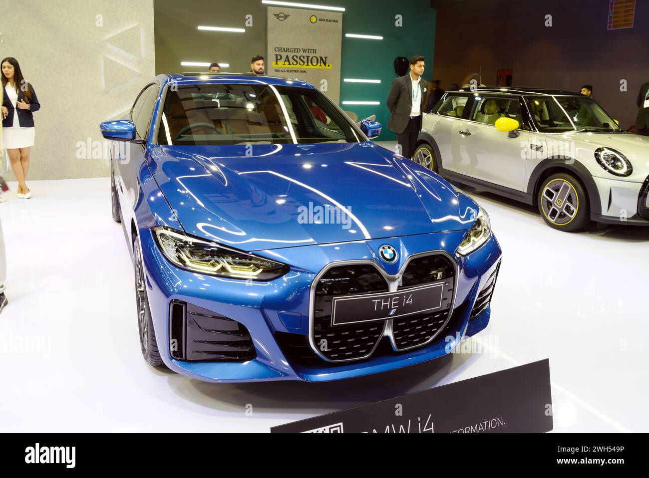 Nuova Delhi - 1° febbraio 2024: BMW i4 è in mostra al Bharat Mobility Global Expo 2024 a nuova Delhi, in India. Foto Stock