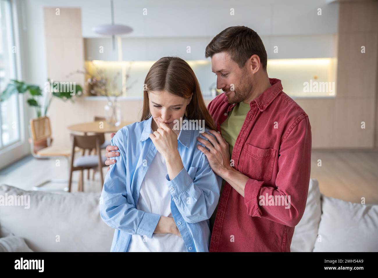 Moglie turbata che si sente offesa, tensione, stress dopo litigio. Scusarsi con il marito per riconciliare la situazione Foto Stock