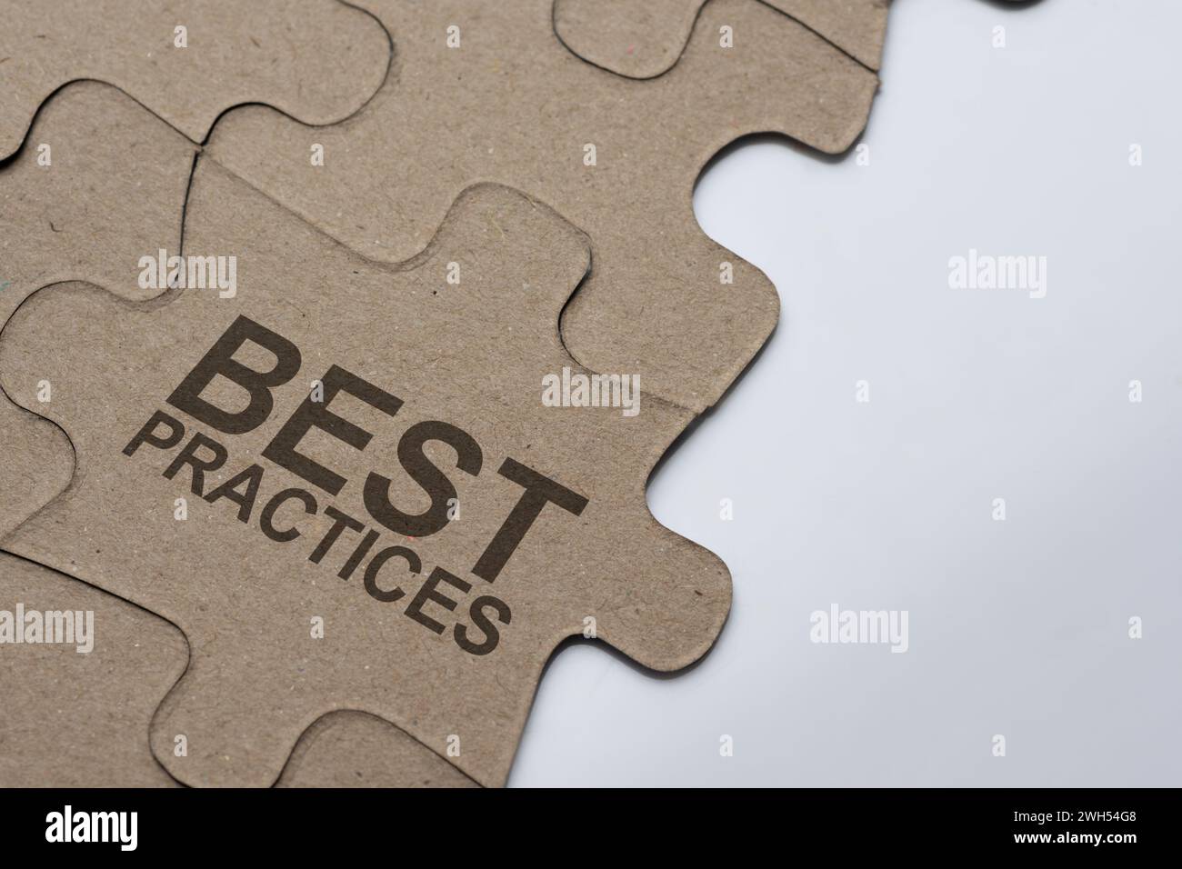 Puzzle con testo "Best practice" su sfondo bianco. Teoria e pratica Foto Stock