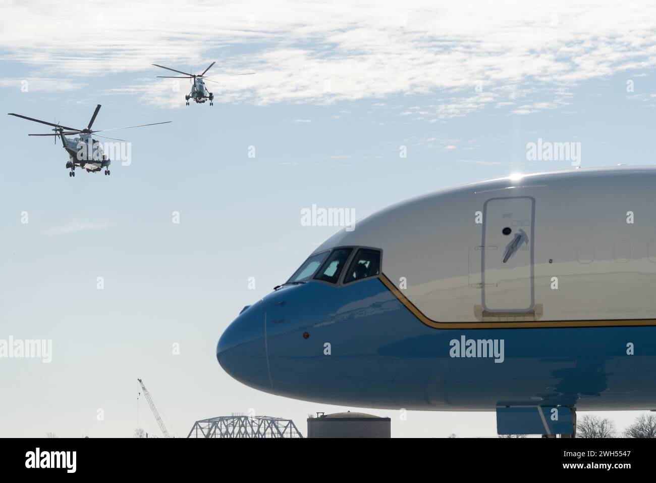 Queens, Stati Uniti. 7 febbraio 2024. Marine One decolla con il presidente degli Stati Uniti Joe Biden a bordo dell'aeroporto internazionale John F. Kennedy nel Queens, New York. Il presidente Biden si reca a New York per partecipare a tre eventi della campagna di mercoledì prima di tornare alla Casa Bianca. Credito: SOPA Images Limited/Alamy Live News Foto Stock