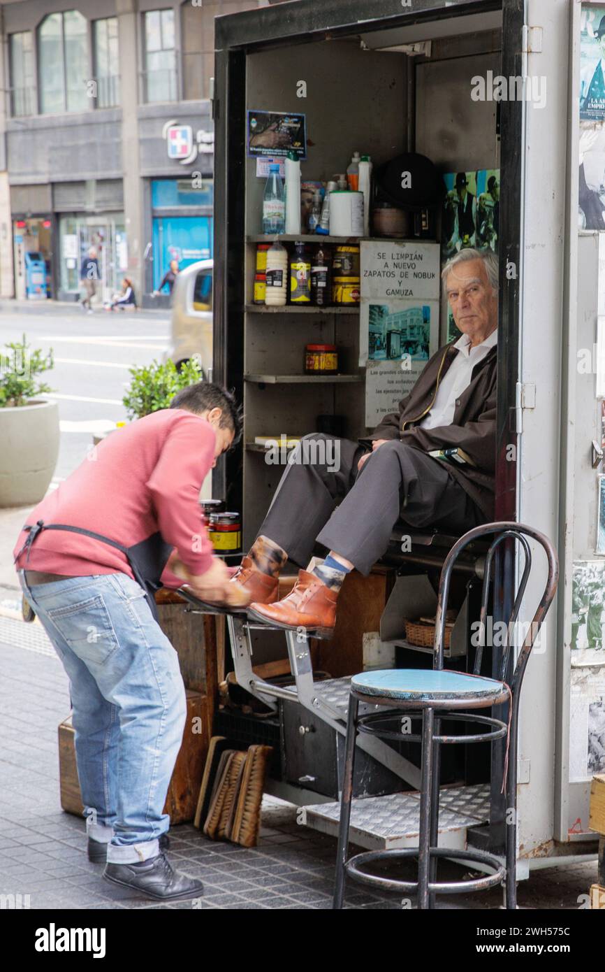 Shoeshiner, Buenos Aires, Argentina, lunedì 13 novembre, 2023. foto: David Rowland / One-Image.com Foto Stock
