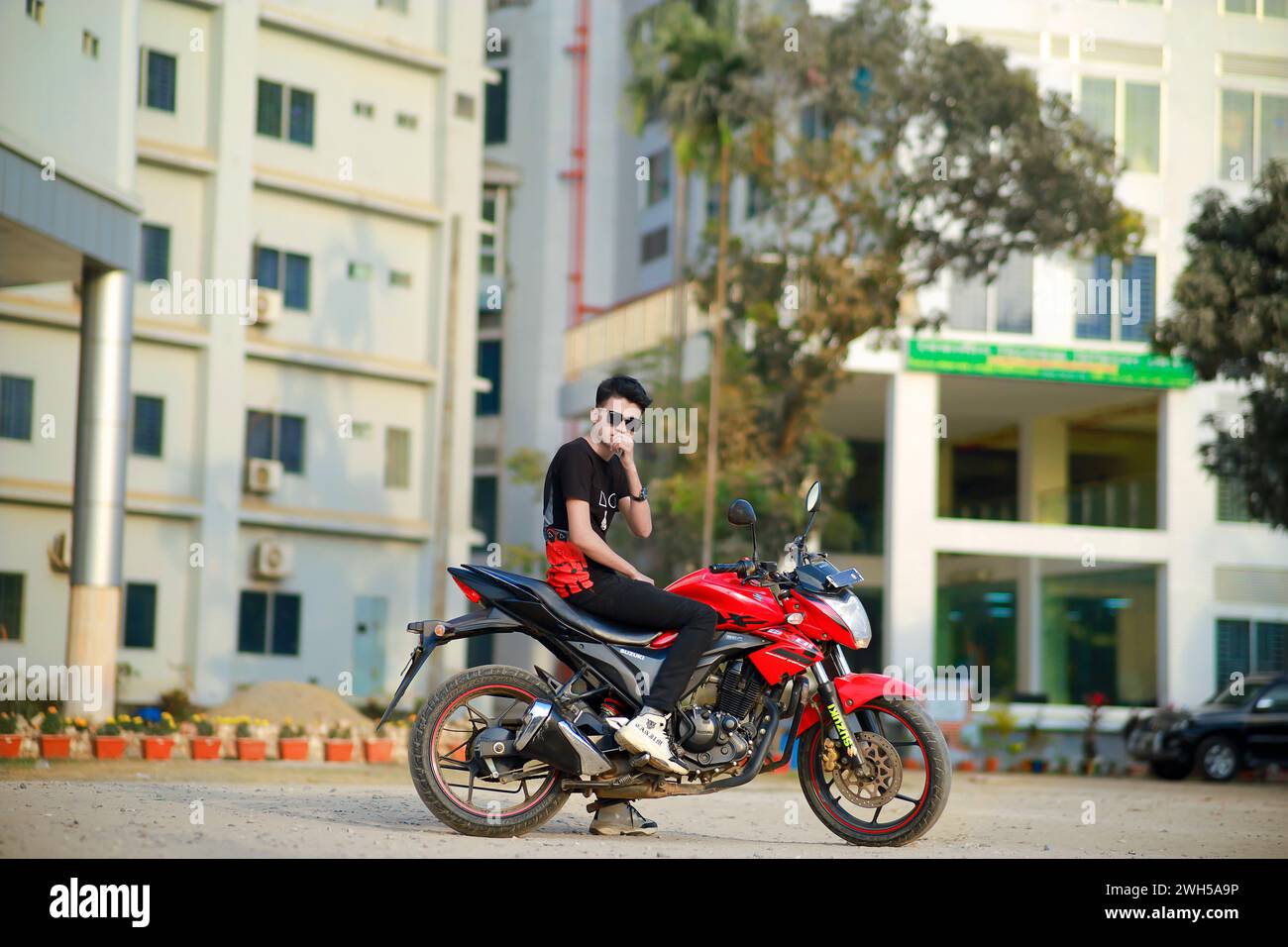 Più di 10000 migliori foto di Biker Boy e immagini ad alta risoluzione | DP elegante e in bicicletta gratuito | Download di foto di scorta in stile Freee High res di Freee Smart Boy & Biker Foto Stock