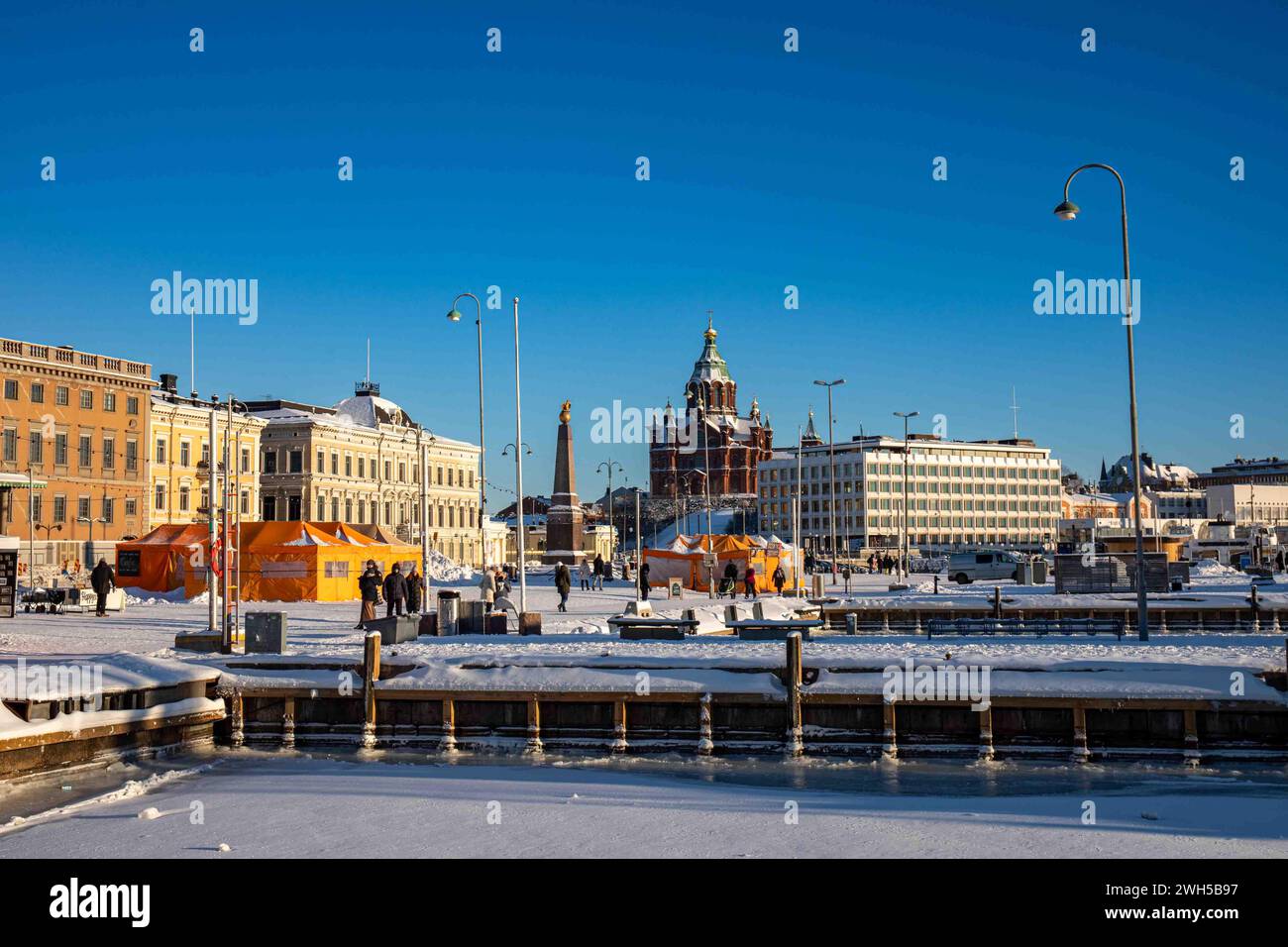 Piazza del mercato di Helsinki sul mare ghiacciato in una giornata invernale limpida e soleggiata a Helsinki, Finlandia Foto Stock