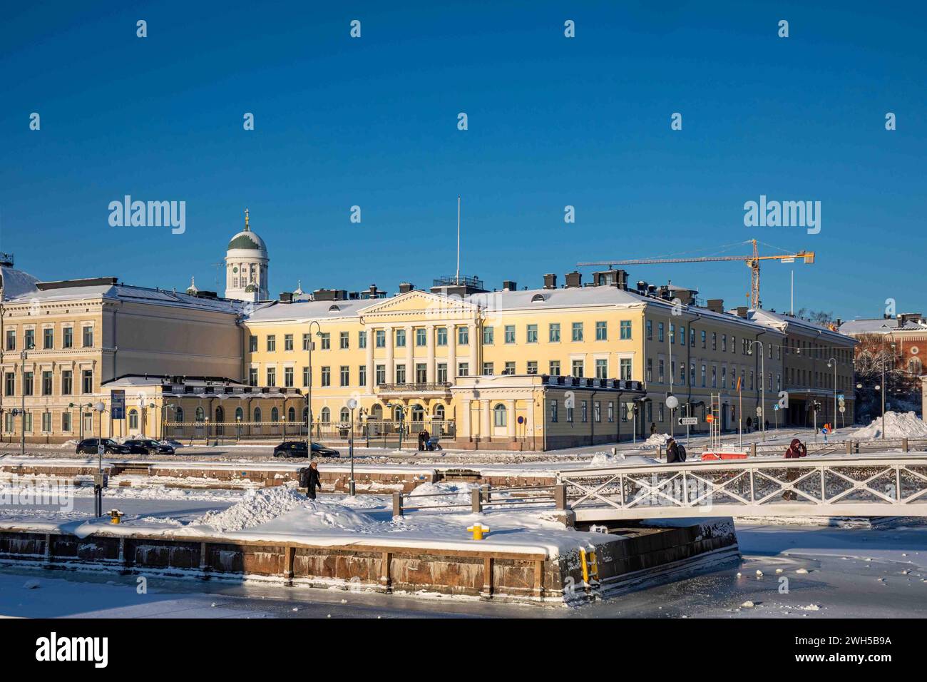 Palazzo presidenziale in una soleggiata giornata invernale a Helsinki, Finlandia Foto Stock