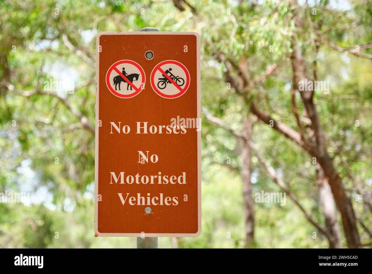 Un cartello indicante che non sono ammessi cavalli o veicoli a motore sul Wadandi Track nel sud-ovest dell'Australia occidentale. Foto Stock