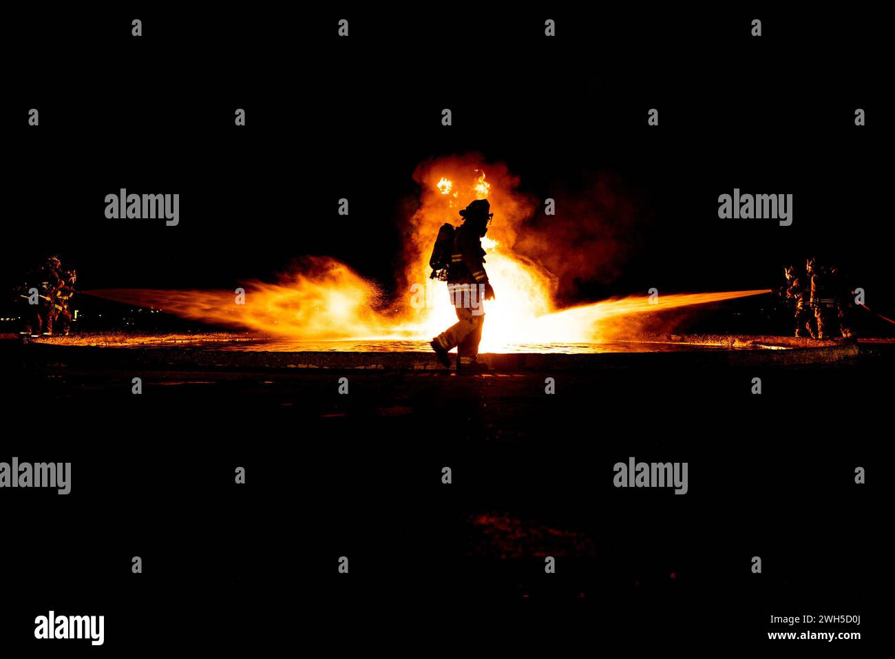 MCA Futenma, Okinawa, Giappone. 4 febbraio 2024. I Marines degli Stati Uniti con il Marine Wing Support Squadron 172, 1st Marine Aircraft Wing, estinguono un incendio durante un'esercitazione di addestramento antincendio in diretta sulla Marine Corps Air Station Futenma, febbraio. 4, 2024. Questo corso di formazione è organizzato trimestralmente per i vigili del fuoco marini per rispondere a scenari di estinzione reali. L'MWSS-172 è stato accompagnato da Crash Fire Rescue Marines con il quartier generale e il quartier generale Support Squadron e specialisti di carburante alla rinfusa. (Immagine di credito: © Thomas Sheng/U.S. Marines/ZUMA Press Wire) SOLO PER USO EDITORIALE! Non per USO commerciale! Foto Stock
