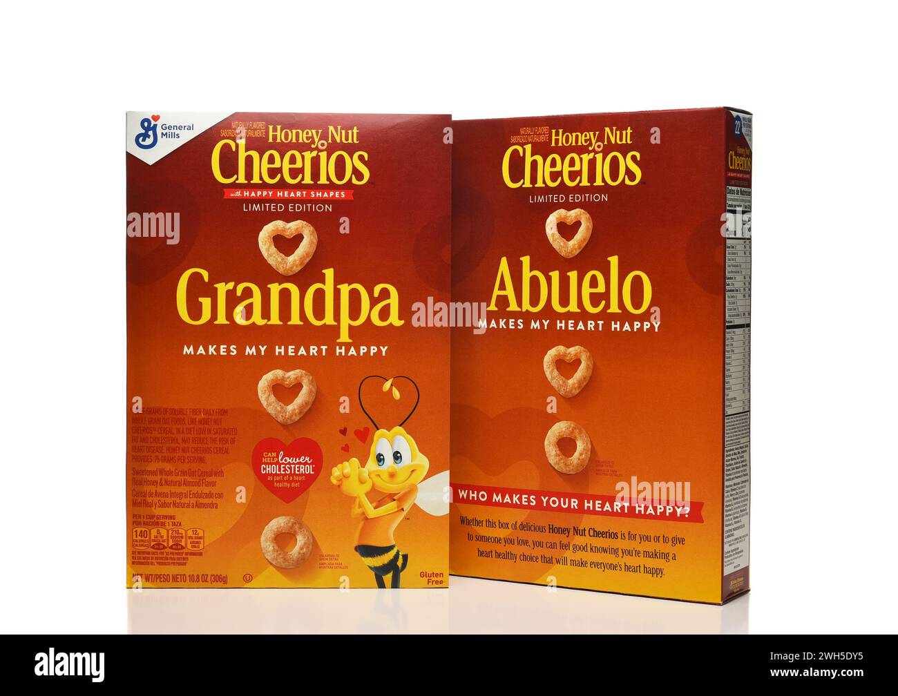 IRVINE, CALIFORNIA - 7 febbraio 2024: Due scatole di Cheerios Honey Nut, una scatola con nonno e l'altra con Abuelo, spagnolo per nonno. Foto Stock