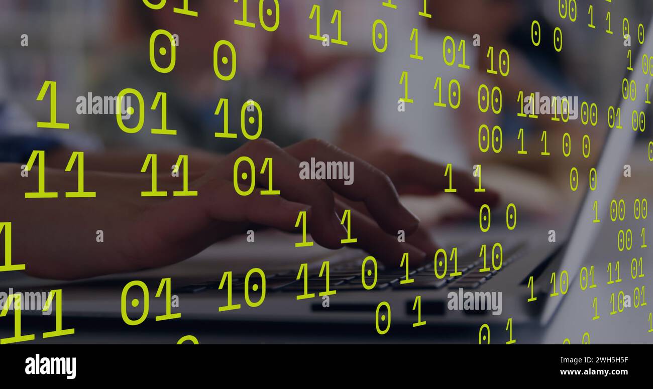 Elaborazione dei dati di codifica binaria a distanza ravvicinata delle mani utilizzando un laptop Foto Stock Elaborazione dei dati di codifica binaria a distanza ravvicinata delle mani utilizzando un laptop Foto Stock