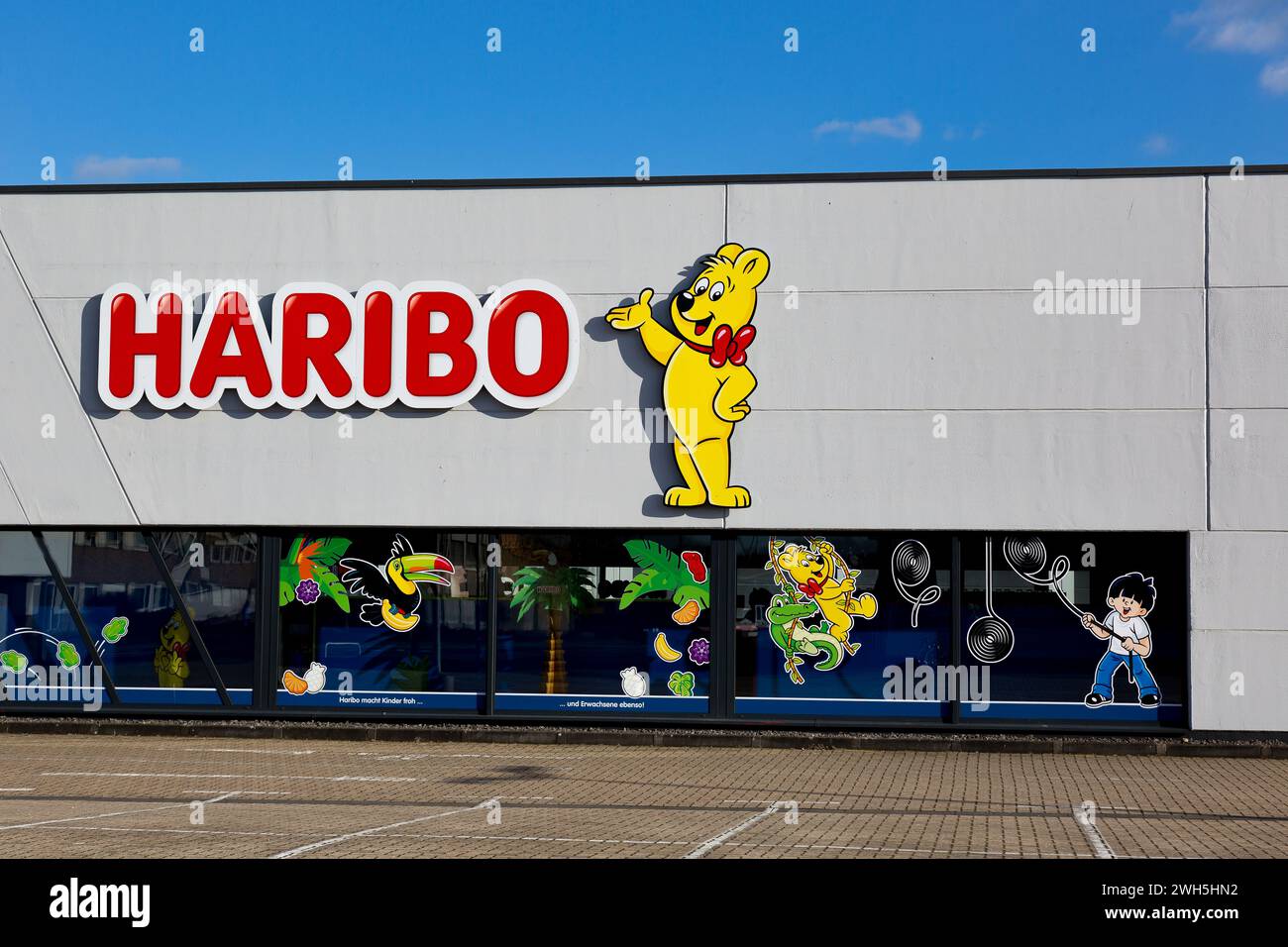 Mulheim-Karlich, Germania - 27 febbraio 2021: Facciata dell'outlet Haribo con il famoso orso giallo Haribo. Haribo è una pasticceria tedesca Foto Stock