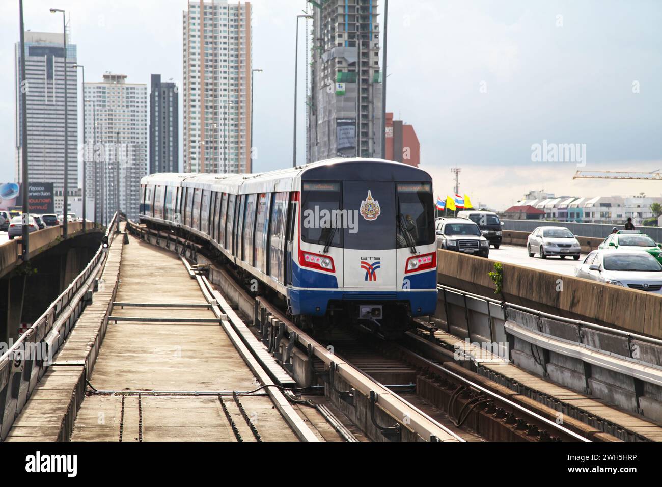 Bangkok, Thailandia - luglio 27 2016: Sky train arriva a una stazione BTS di Bangkok, Thailandia. Foto Stock