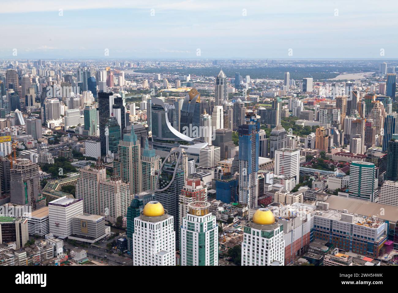Bangkok, Thailandia - 17 settembre 2018: Veduta aerea dell'Ambasciata centrale, del Palladium IT Pratunam e di altri grattacieli a Pathum Wan e Khwaeng M. Foto Stock