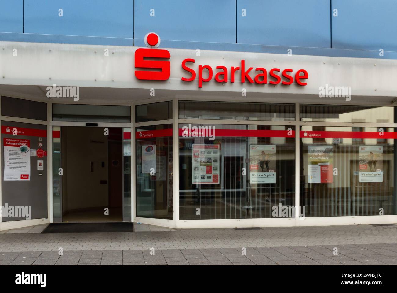 Neuwied, Germania - 16 marzo 2021: Facciata e vetrina della scritta e del logo del thrift tedesco "Sparkasse" Foto Stock