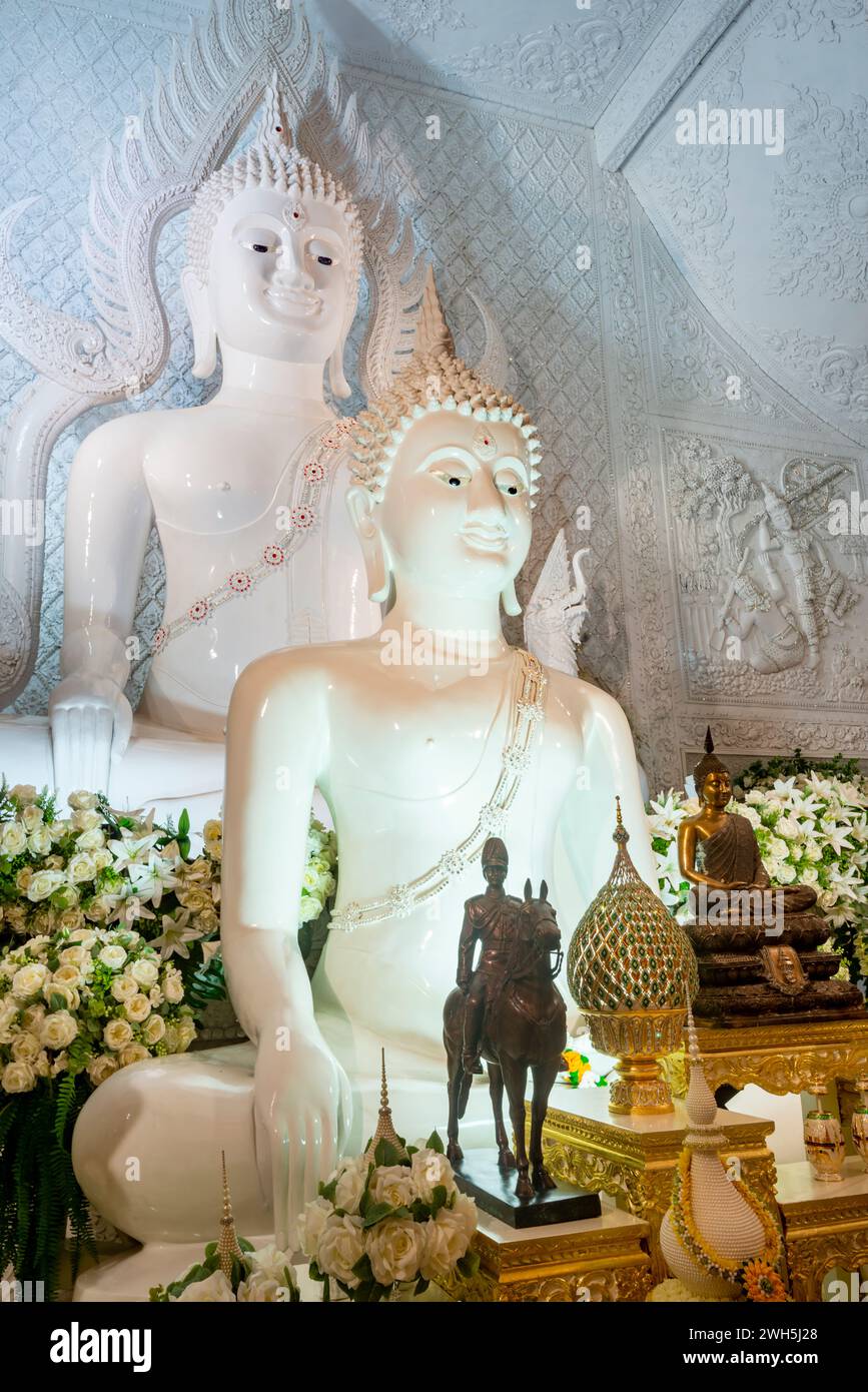 Splendidamente illuminata, con lucenti figure in marmo, circondato da ornamenti buddisti sull'altare, pareti decorate con incisioni, un mix di Guan Yin Cinese Foto Stock