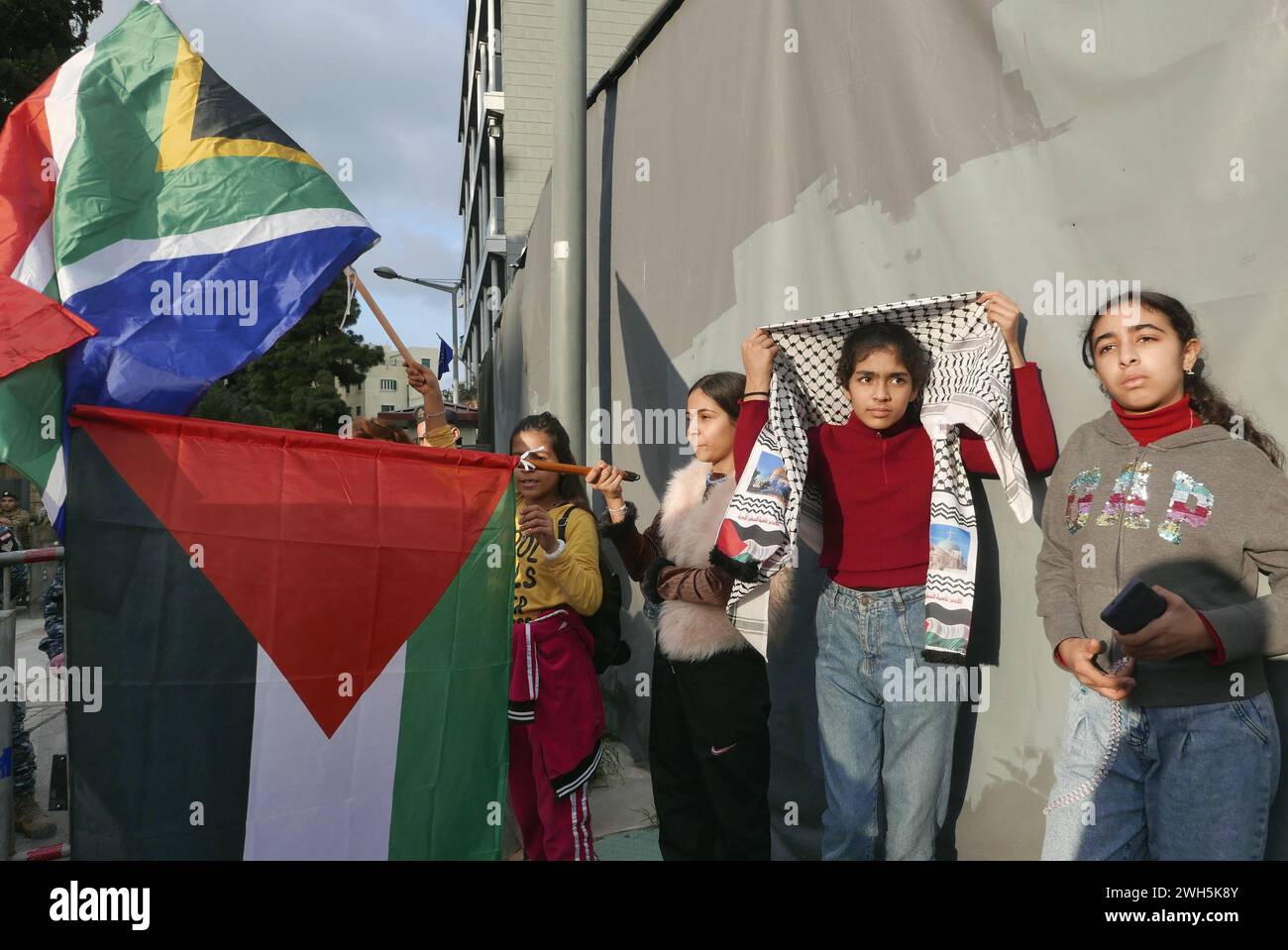 Beirut, Libano. 7 febbraio 2024. Attivisti pro Palestina protestano al di fuori della delegazione dell'Unione europea a Beirut, Libano, 7 febbraio 2024. I manifestanti affermano che non vi sono prove di collusione dell'UNRWA-Hamas e chiedono agli Stati europei di smettere di sostenere le affermazioni di Israele e di iniziare a rimborsare l'UNRWA. (Foto di Elisa Gestri/Sipa USA) credito: SIPA USA/Alamy Live News Foto Stock