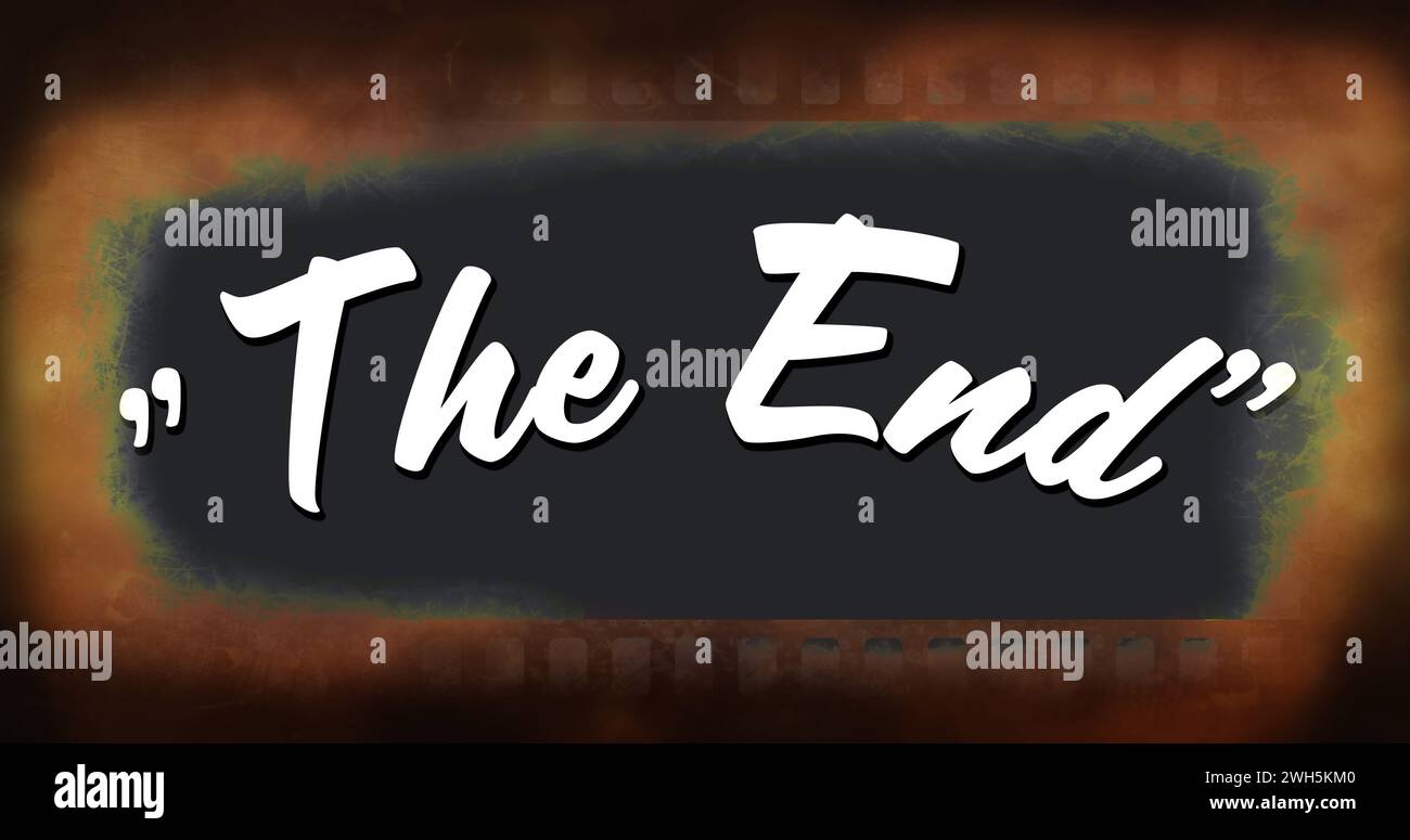Immagine digitale di un segno "The End" bianco che appare sullo sfondo di un vecchio film reale con cente nero Foto Stock