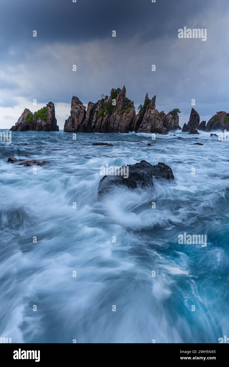 Un paesaggio e un paesaggio marino a Gigi Hiu, Lampung, Indonesia. Foto Stock