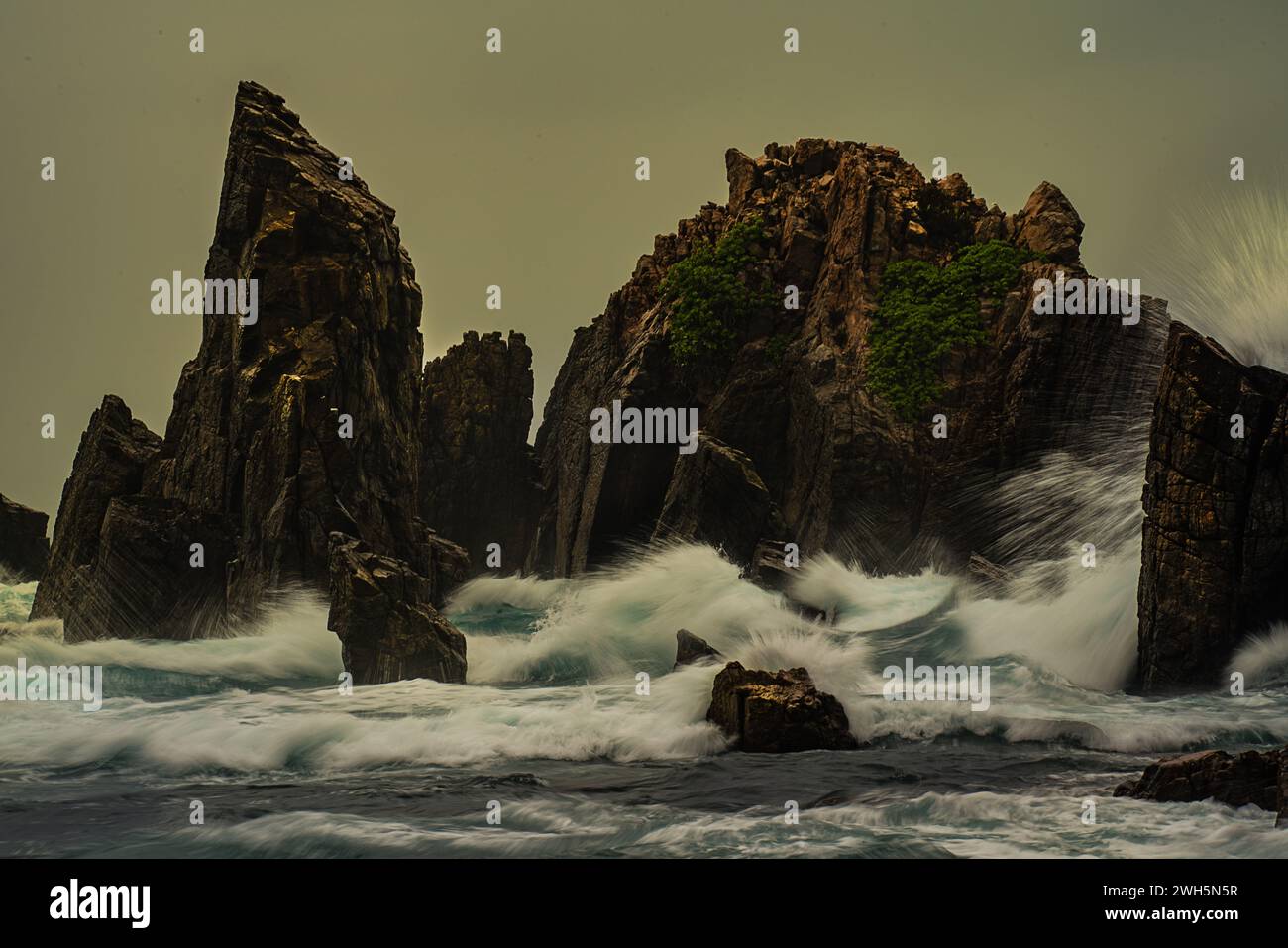 Un paesaggio e un paesaggio marino a Gigi Hiu, Lampung, Indonesia. Foto Stock