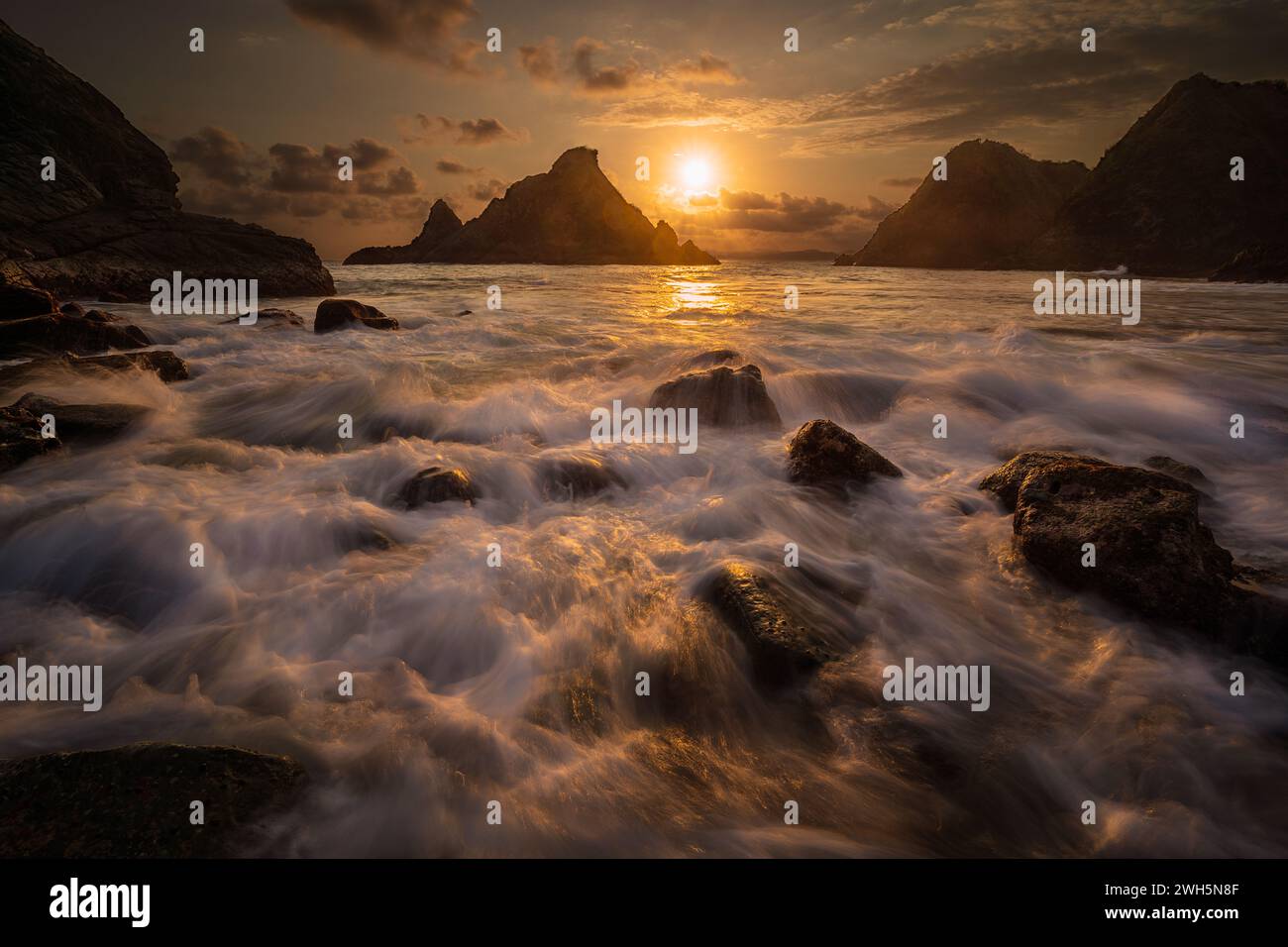 Un paesaggio e un paesaggio marino a Gigi Hiu, Lampung, Indonesia. Foto Stock