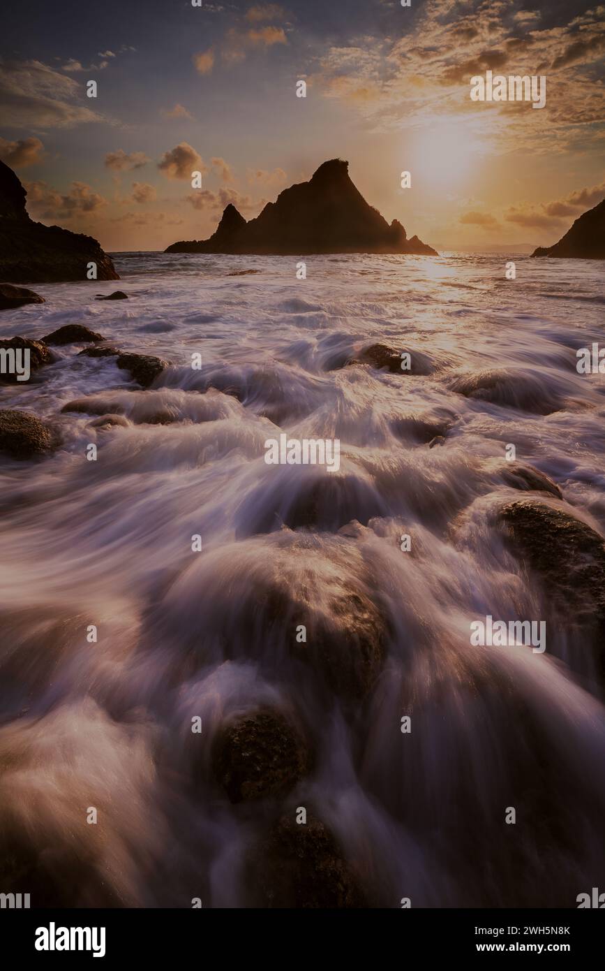 Un paesaggio e un paesaggio marino a Gigi Hiu, Lampung, Indonesia. Foto Stock