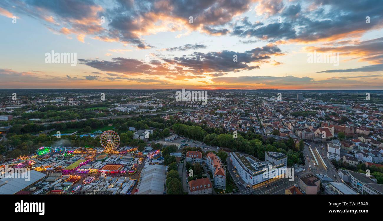 Vista del Plärrer, il più grande parco divertimenti della Svevia, alla luce della sera Foto Stock