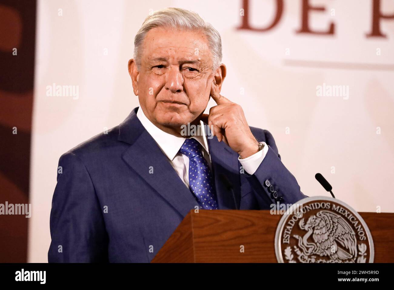 Presidente messicano, Lopez Obrador News Conference 6 febbraio 2024, città del Messico, Messico: Il presidente messicano Andres Manuel Lopez Obrador parla durante la sua conferenza informativa al Palazzo Nazionale. Città del Messico Messico Copyright: XLuisxBarronxxxEyepixxGroupx Foto Stock