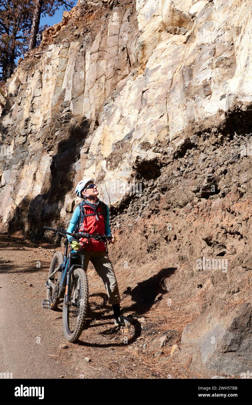 Un vecchio in bicicletta a la Palma, nelle Isole Canarie Foto Stock
