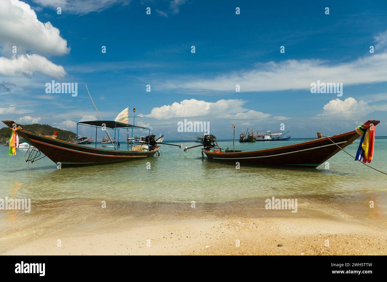 Le barche a coda lunga sull'isola tailandese di Koh Phangan. Foto Stock