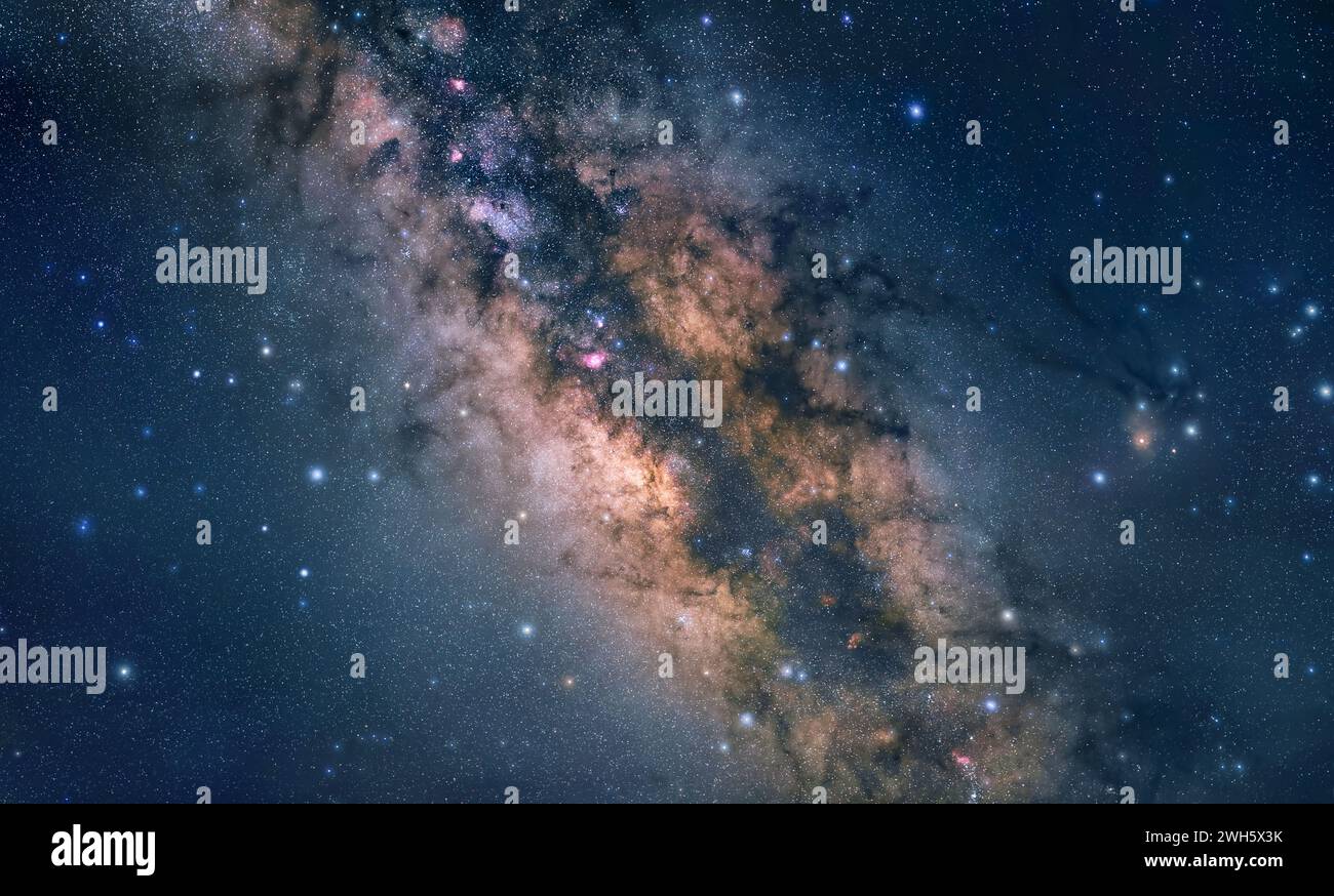 Astrofotografia: La via Lattea. Stelle affilate, cielo notturno blu scuro e il fulmine luminoso della galassia Foto Stock