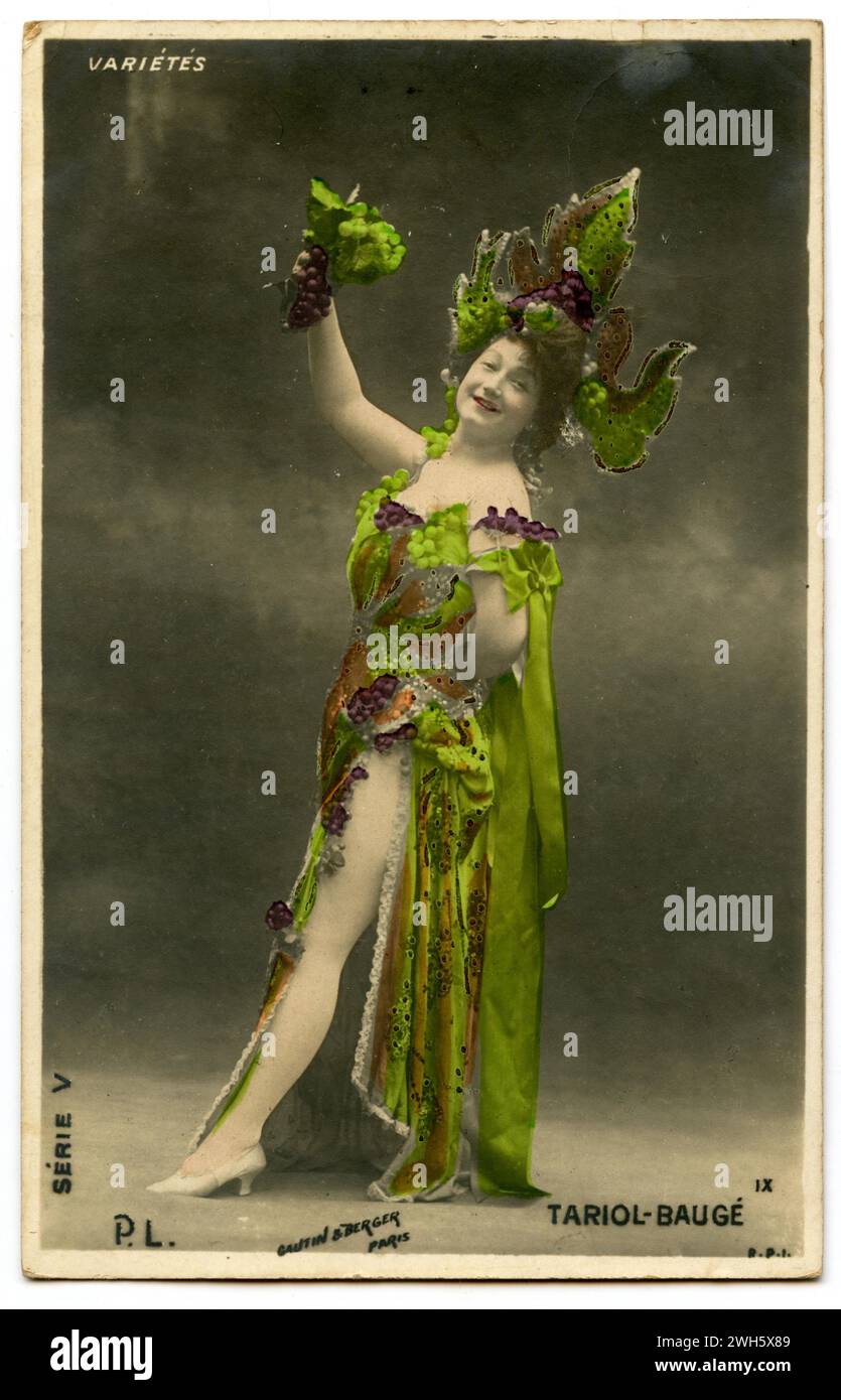 Anna Tariol-Baugé (1871-1944), operetta francese e attrice teatrale, in costume con motivi di vino , P L (Gautin et Berger (cartolina), Anna Tariol-Baugé (1871-1944), Französische Operettensängerin und Theaterschauspielerin, in Kostüm mit Weinmotiven Foto Stock