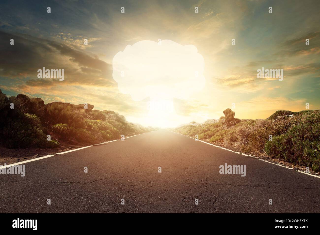 Esplosione di una bomba nucleare. Nuvola di funghi all'orizzonte e strada vuota decert Foto Stock