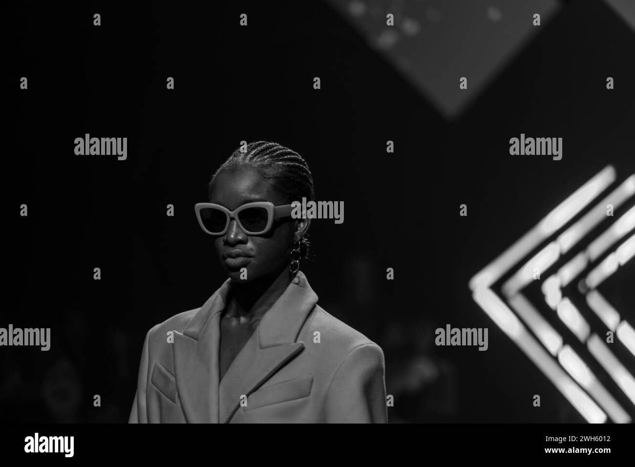 I modelli mostrano le collezioni del designer Kilan Kerner sulla passerella della Verti Music Hall. Foto Stock