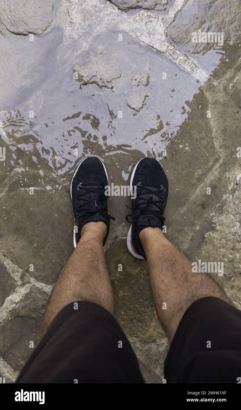 Dettaglio di un giovane uomo in una giornata invernale fredda e piovosa Foto Stock