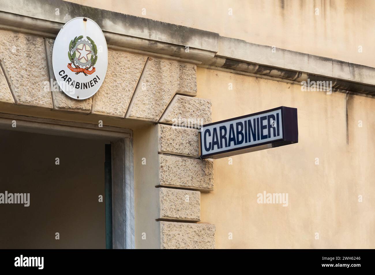Carrara, Italia - 8 febbraio 2024 - i cartelli all'ingresso di una caserma dei Carabinieri, la polizia italiana. Foto Stock