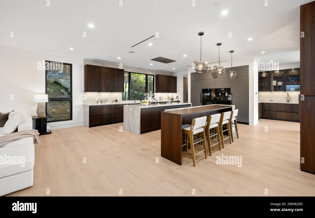 Una casa spaziosa con pavimento in legno nella cucina e nell'area soggiorno Foto Stock