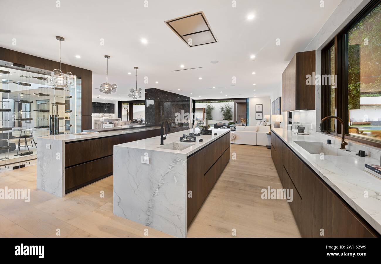 Una cucina moderna con ripiani in marmo e un'isola centrale Foto Stock