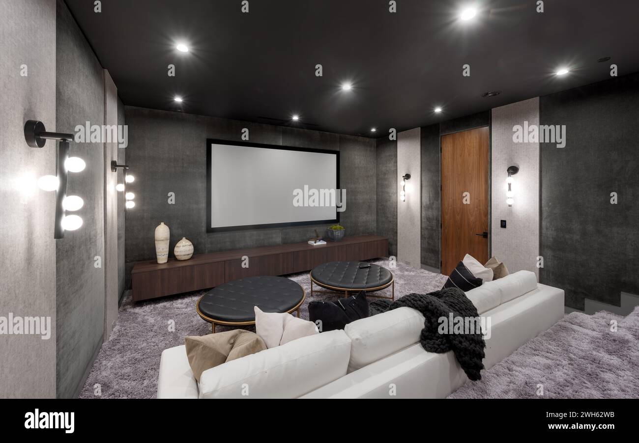 Un divano componibile bianco in una camera moderna con eleganti pareti grigie Foto Stock