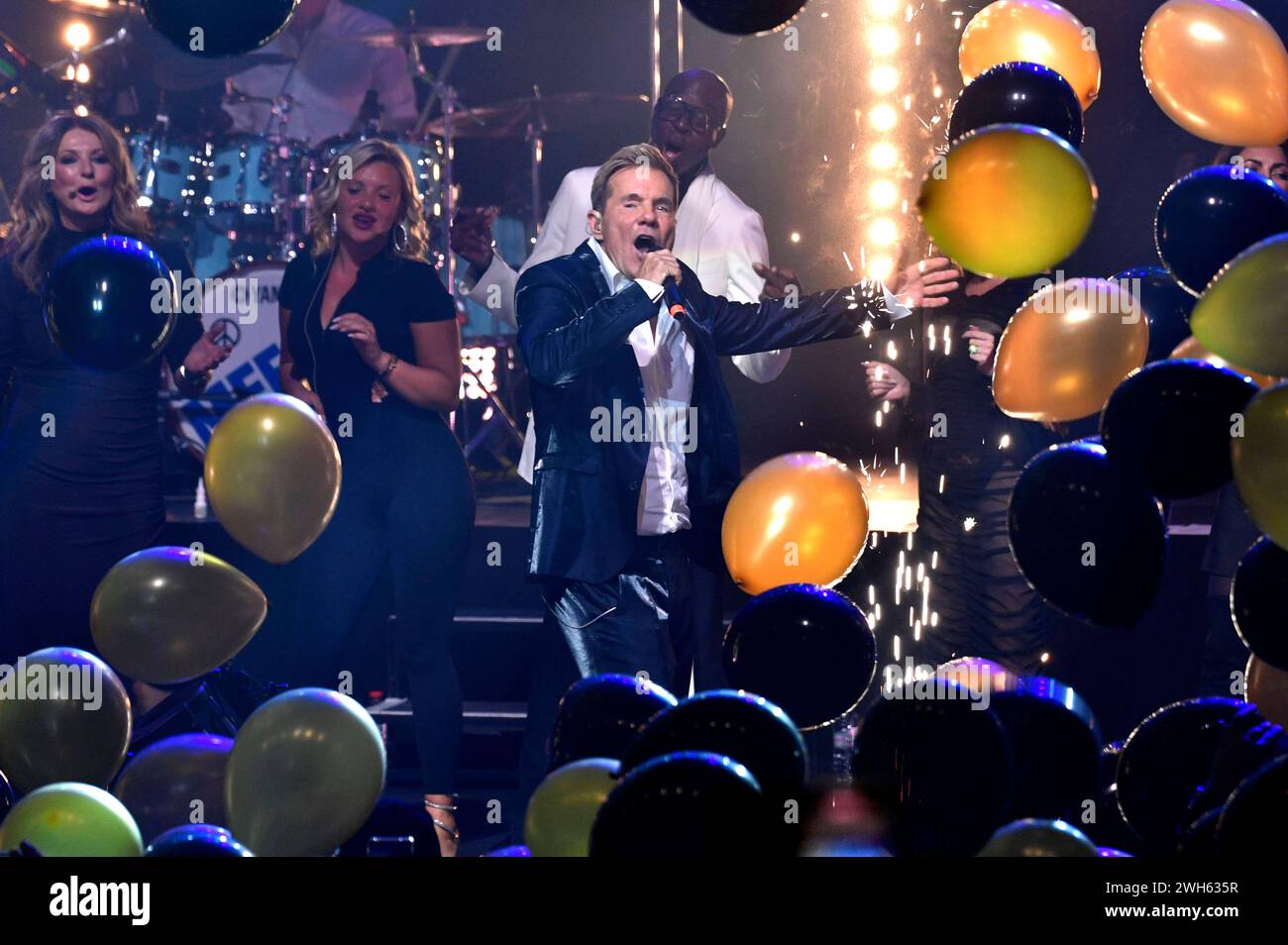 Dieter Bohlen live beim exklusiven Konzert zum 70. Geburtstag von Dieter Bohlen im Theater am Potsdamer Platz. Berlino, 07.02.2024 *** Dieter Bohlen live all'esclusivo concerto per il 70° compleanno di Dieter Bohlens al Theater am Potsdamer Platz Berlin, 07 02 2024 foto:Xn.xKubelkax/xFuturexImagex bohlen_4265 Foto Stock