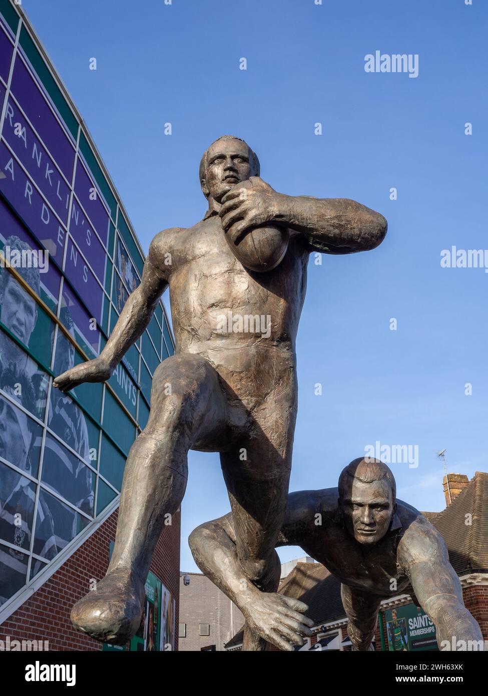 Affrontarono The Job, una scultura in bronzo, all'ingresso dei Franklins Gardens, sede del Northampton Saints Rugby Club, Northampton, Regno Unito Foto Stock