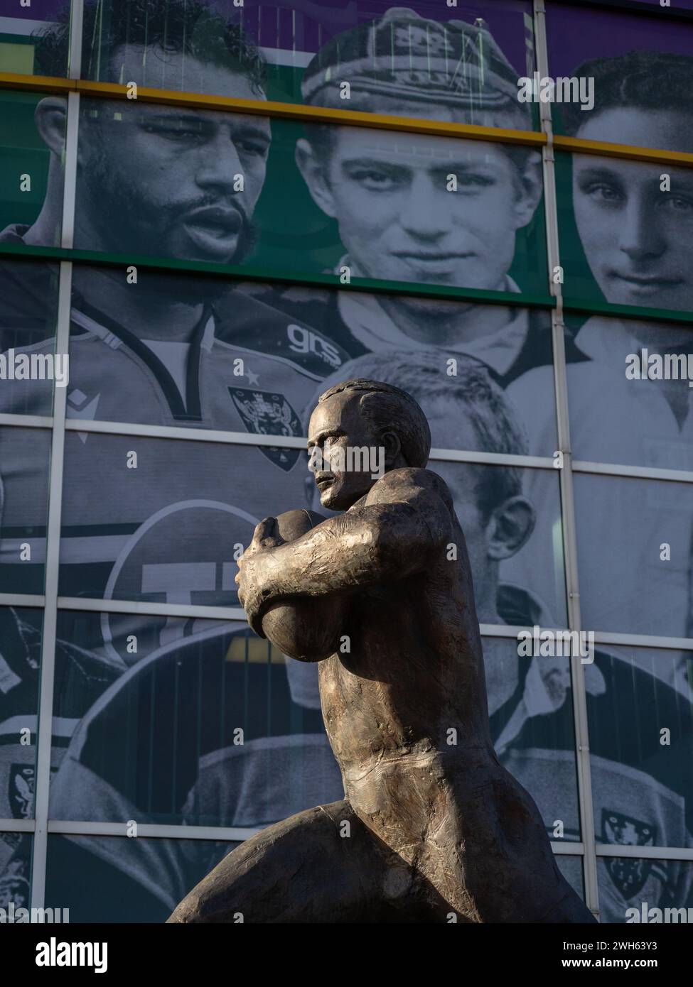 Affrontarono The Job, una scultura in bronzo, all'ingresso dei Franklins Gardens, sede del Northampton Saints Rugby Club, Northampton, Regno Unito Foto Stock